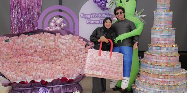 On His 26th Birthday, Here's Why Atta Halilintar Gives a Giant Bouquet of Money to Aurel Hermansyah