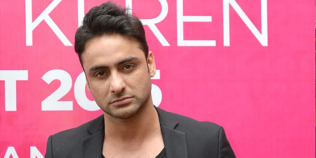 Berwajah Garang Tak Senyum, Ini Selfie 'Ancaman' Rohit Bhardwaj Berwajah Garang Tak Senyum, Ini Selfie 'Ancaman' Rohit Bhardwaj