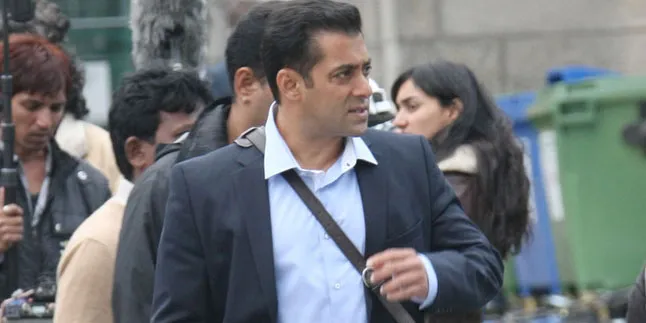 Betah Menjomblo, Salman Khan Kenang Foto Bersama Mantan Pacar?