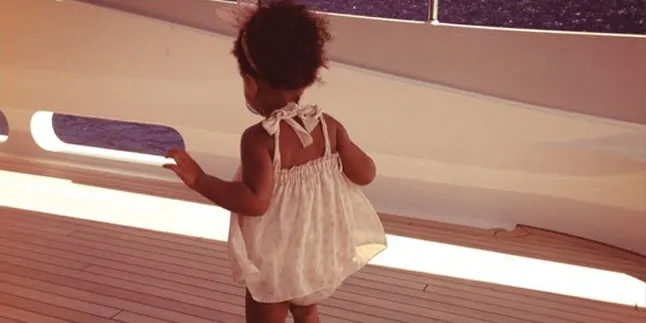 Beyonce Berbagi Foto Lucu Blue Ivy Saat Liburan