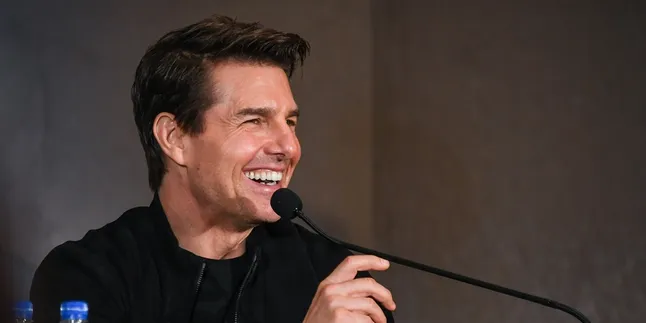 Biasa Gagah, Tom Cruise Mendadak Imut Dengan Finger Heart Ala K-Pop