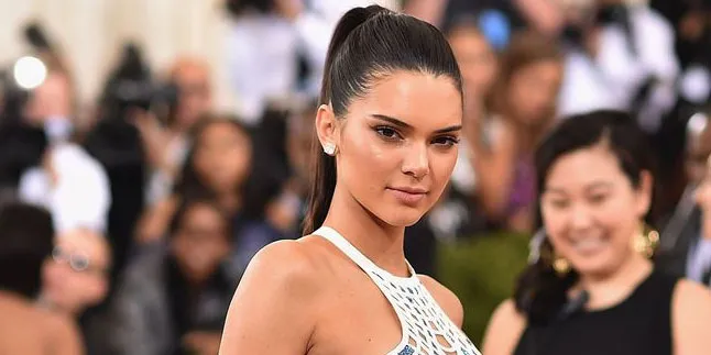 Bibir Mendadak Tebal, Kendall Jenner Lakukan Lip Injection Juga?