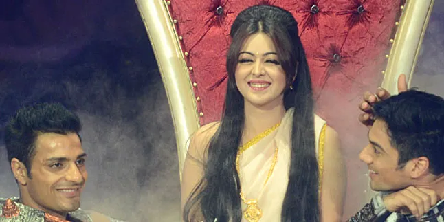 Bibir Merah Bergincu Shafaq Naaz, Menggoda Abis!