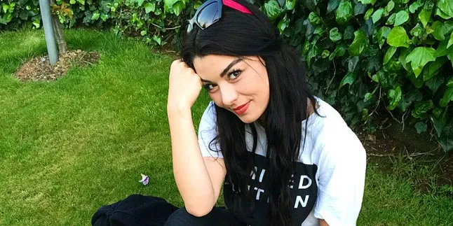 Bibir Merah Menggoda, Gulcin Tuncok Cantik Bikin Pria Mati Gaya