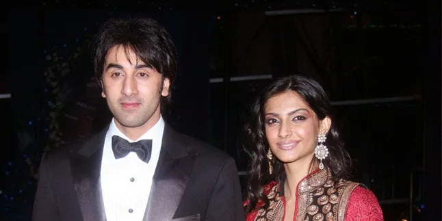 Bibir Pedas, Sonam Kapoor Sebut Ranbir Kapoor 'The Gossip Boy' Bibir Pedas, Sonam Kapoor Sebut Ranbir Kapoor 'The Gossip Boy'