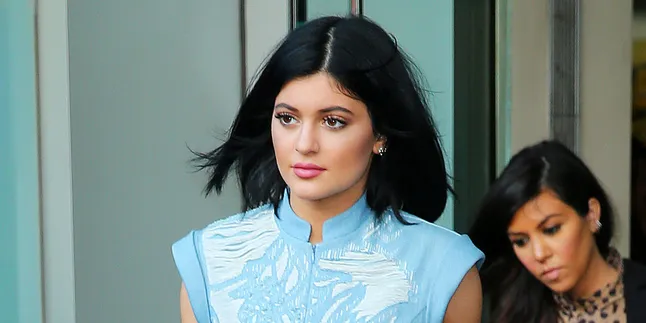 Bibir Seksi Kylie Jenner Ini Bukan Hasil Operasi, Percaya?