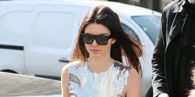 Bibir Terlihat Lebih Tebal, Kendall Jenner Jadi Mirip Kylie? Bibir Terlihat Lebih Tebal, Kendall Jenner Jadi Mirip Kylie?