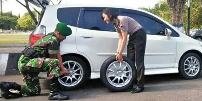 Bikin Bangga, Sikap Tanggap Anggota TNI Bantu Polwan Yang Alami Ban Bocor