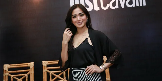 Bikin Buku, Jessica Iskandar Tak Masukkan Nama Ayu Ting Ting? Bikin Buku, Jessica Iskandar Tak Masukkan Nama Ayu Ting Ting?