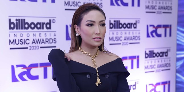 Creating a Youtube Channel, Ayu Dewi Doesn't Hesitate to Edit Her Own Videos