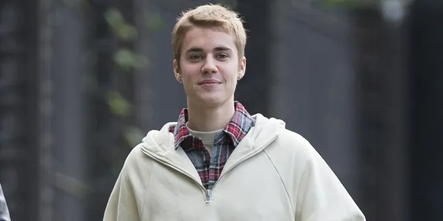 Bikin Fans Patah Hati, Justin Bieber Gandeng 2 Cewek Sekaligus