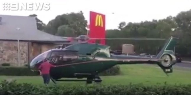 Bikin Geger, Pria Ini Beli Burger McDonalds Pakai Helikopter