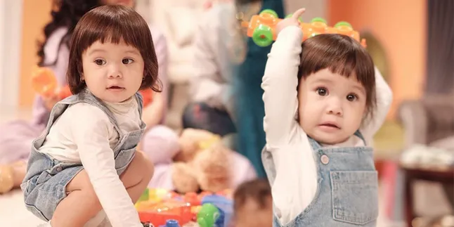 Bikin Gemas! Saat Baby Gempi Belajar Makan Sendiri