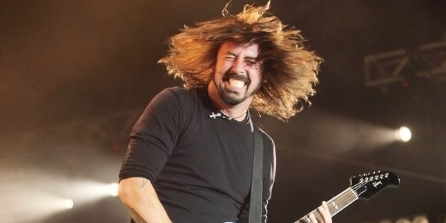 Bikin Haru, Ketika Ribuan Orang Bernyanyi Untuk Dave Grohl