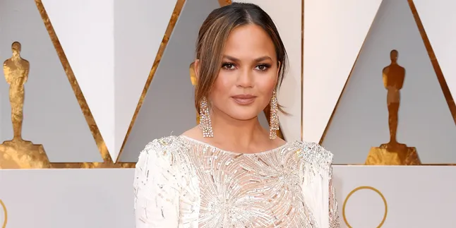 Bikin Heboh! Chrissy Teigen Mengaku Oplas Wajah & Tubuhnya Bikin Heboh! Chrissy Teigen Mengaku Oplas Wajah & Tubuhnya