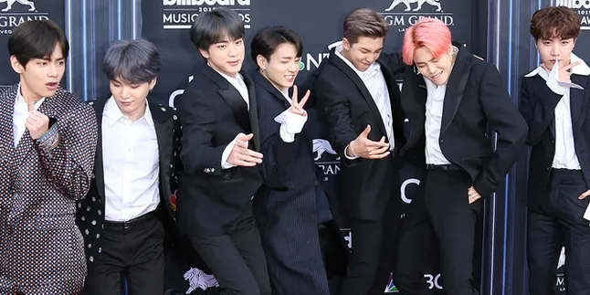 Bikin Ikut Baper, Pria Ini Lamar Kekasihnya di Tengah Konser BTS