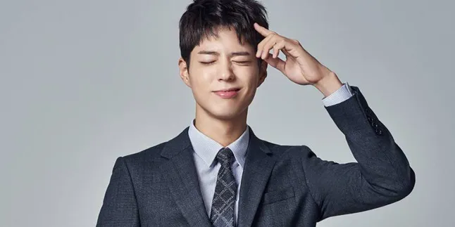 Bikin Iri Fans, Park Bogum Selalu Gandeng Manajer Dengan Mesra