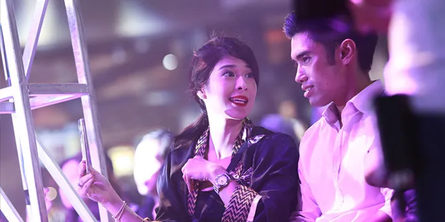 Bikin Iri! Olahraga Pagi, Dian Sastro Ditemani Sang Suami