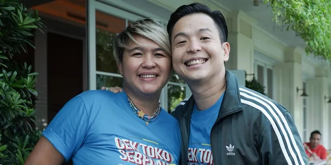 Bikin Laura Basuki Tak Enak Hati, Meira Anastasia Malah Nyaman Lihat Ernest Prakasa Beradegan Mesra di 'CEK TOKO SEBELAH 2' Bikin Laura Basuki Tak Enak Hati, Meira Anastasia Malah Nyaman Lihat Ernest Prakasa Beradegan Mesra di 'CEK TOKO SEBELAH 2'