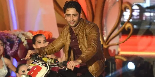 Bikin Melting! Selfie Shaheer Sheikh Saat Pamer Perut Sixpack Bikin Melting! Selfie Shaheer Sheikh Saat Pamer Perut Sixpack