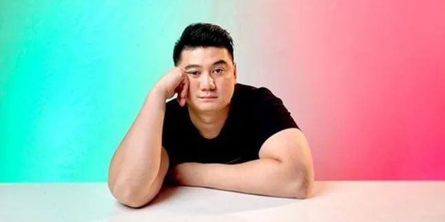Bikin Netizen Penasaran, Begini Alasan Wajah Chef Arnold Muncul di Bungkus Makanan Viral ini!