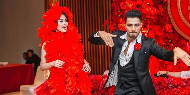 Bikin Ngakak! Aksi Kocak Goyang Lolipop Vin Rana di Hadapan Tamu