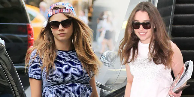 Bikin Ngakak! Cara Delevingne & Emilia Clarke Duel Goyang Alis