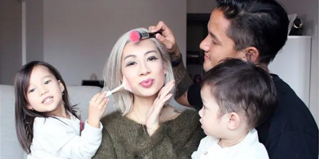 Bikin Ngakak! Saat Irfan Bachdim & Anaknya Belajar Make Up