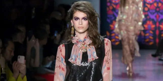 Bikin Pangling! Kaia Gerber Nyaris Tak Bisa Dikenali di Milan Fashion Week