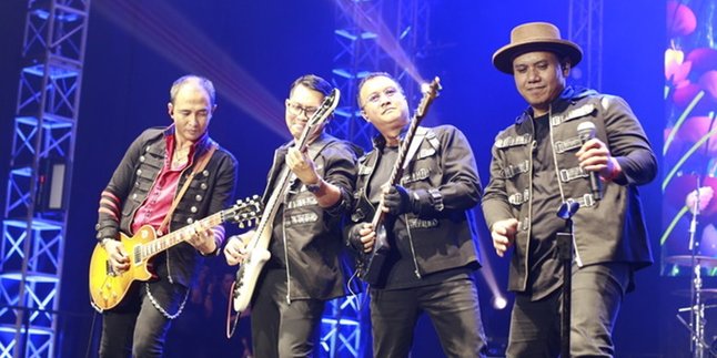 Bikin Penonton Kenang Mantan, Padi Reborn Bawa Penonton Festival Pasar Musik dalam Suasana Syahdu Membiru