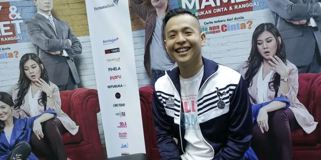 Bikin Serial 'Cek Toko Sebelah', Begini Cara Ernest Prakasa Tak Ganggu Cerita Filmnya