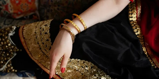 Bikin Tampilan Makin Mewah dan Berkelas, Intip 5 Desain Gelang Emas Elegan Terbaru 2025