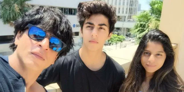 Bikin Terpukau, Aryan Khan Pamer Perut Sixpack Saat Berenang