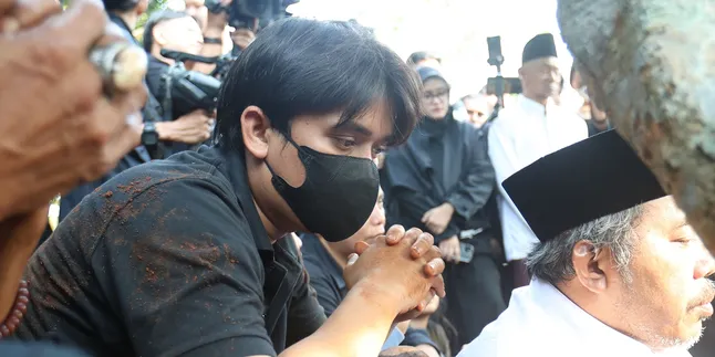 Billy Syahputra and Iis Dahlia Will Attend the Prayer Gathering for Mpok Alpa