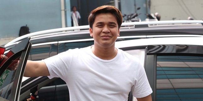 Billy Syahputra Apologizes for Attending Funeral Wearing Shorts, Rushing to the Mourning House While Playing Soccer