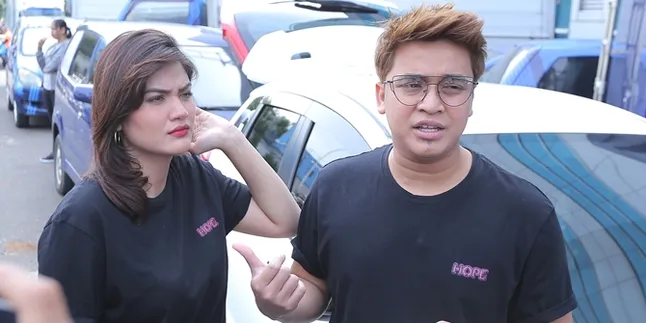 Billy Syahputra Ungkap Hubungan dengan Hilda Vitria Masih Baik-Baik Saja Billy Syahputra Ungkap Hubungan dengan Hilda Vitria Masih Baik-Baik Saja