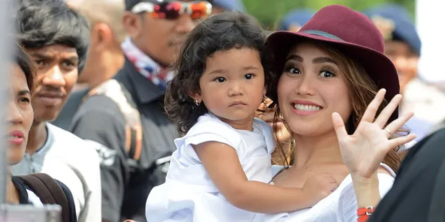 Bilqis Anak Ayu Ting Ting, Kecil-kecil Sudah Suka Shopping