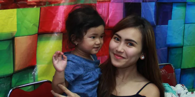 Bilqis Jatuh Sakit, Ayu Ting Ting Pamer Foto Cium Putrinya Bilqis Jatuh Sakit, Ayu Ting Ting Pamer Foto Cium Putrinya