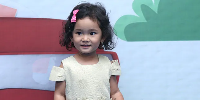 Bilqis Putri Ayu Ting Ting Meraih Gelar 'Kids Seleb Kesayangan' Bilqis Putri Ayu Ting Ting Meraih Gelar 'Kids Seleb Kesayangan'