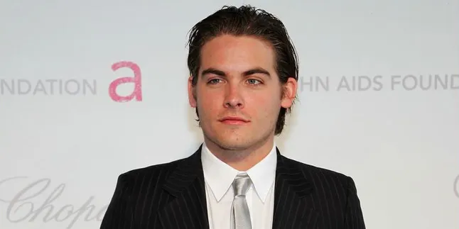 Bintang 'AIR BUD' Kevin Zegers Resmi Menikah!