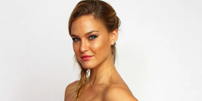 Bintang Seksi Bar Rafaeli Nikmati Snowboarding di Italia