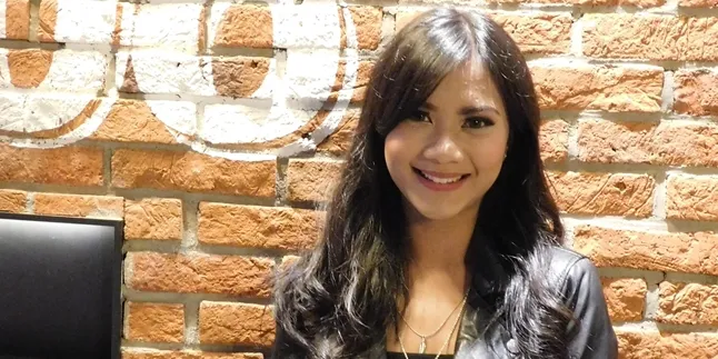 BIOLA UNTUK ANISA, Noella Ex JKT48 Panjat Tebing Bawa High Heels