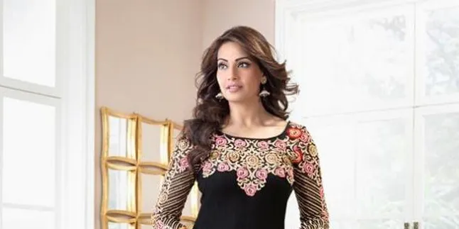 Bipasha Basu Bantah Akan Menikah Dengan Harman Baweja