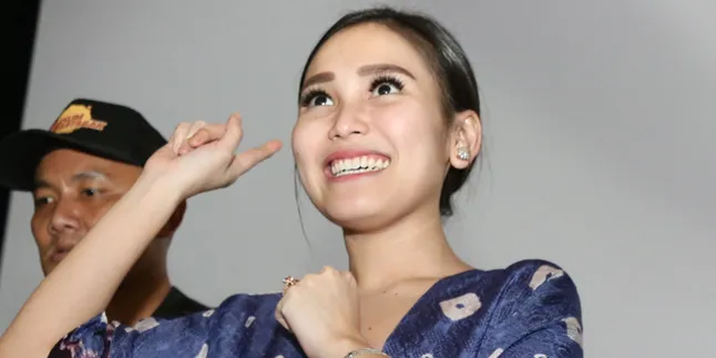 Bisa Jadi Sosok Orang Lain, Ayu Ting Ting Ketagihan Main Film!
