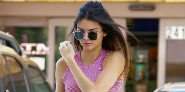 Blac Chyna Melahirkan, Kendall Jenner Malah Asyik Jalan-Jalan Blac Chyna Melahirkan, Kendall Jenner Malah Asyik Jalan-Jalan