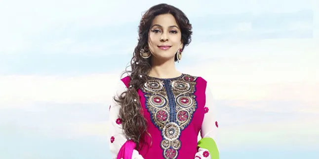 Black and White, Gaya Fashion Simple Juhi Chawla Yang Tuai Pujian