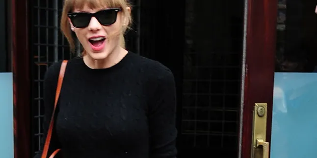 Black Heart Sweater Cantik Taylor Swift