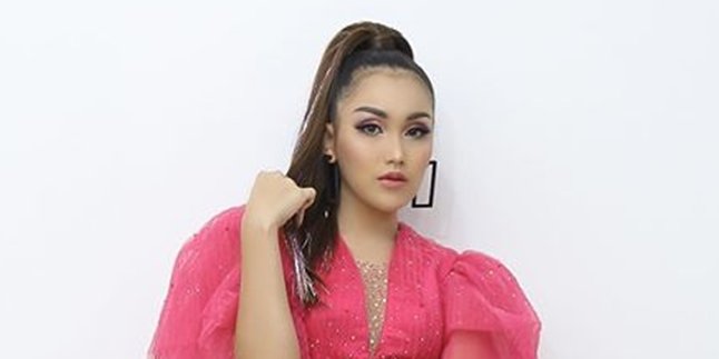 Bluntly Exposing Dirty Habits, Ayu Ting Ting Admits to 'Collecting' Her Own Boogers in the Wardrobe