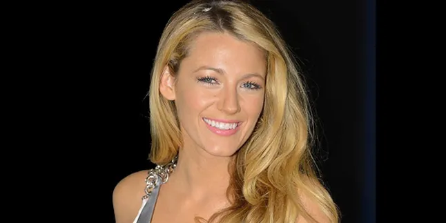 Blake Lively Tebar Senyum Pengantin Baru