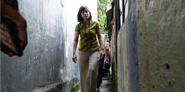 Blusukan di Petojo, Vero Besuk Para Lansia